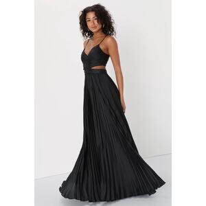 Lulu's Black Pleated Maxi Dress